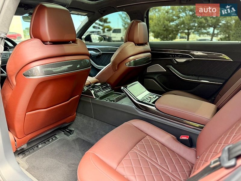 Седан Audi S8 2024 в Львове