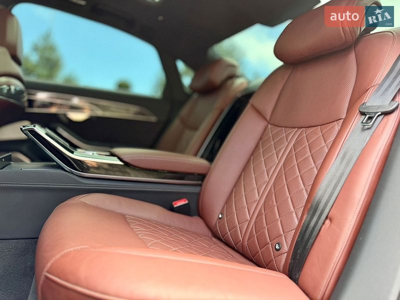 Седан Audi S8 2024 в Львове