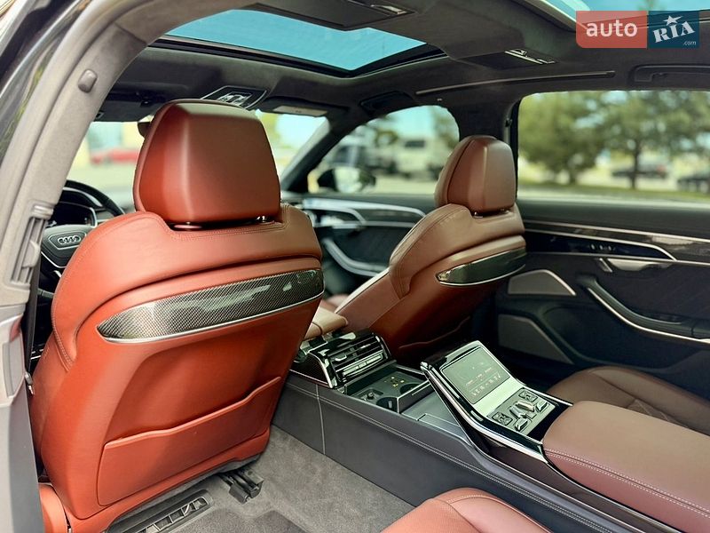 Седан Audi S8 2024 в Львове