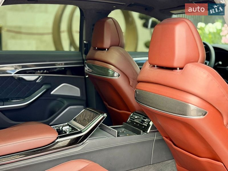 Седан Audi S8 2024 в Львове