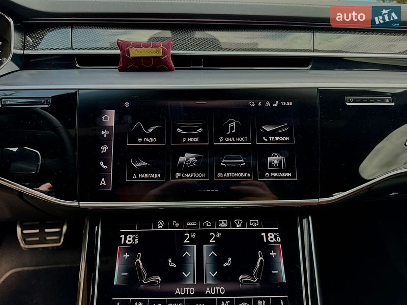 Седан Audi S8 2024 в Львове