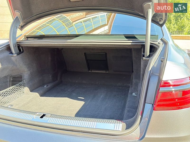 Седан Audi S8 2023 в Києві