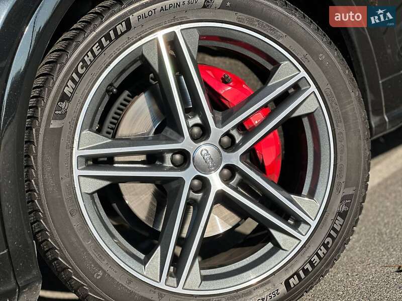 Внедорожник / Кроссовер Audi SQ5 2019 в Киеве