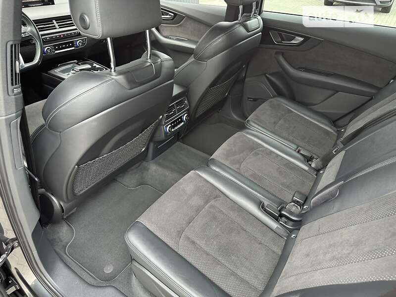 Позашляховик / Кросовер Audi SQ7 2017 в Мукачевому