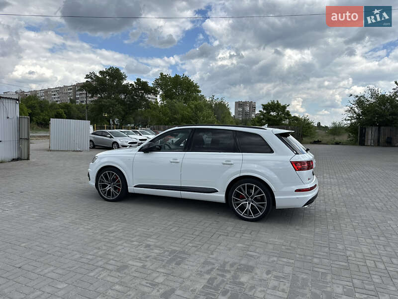 Внедорожник / Кроссовер Audi SQ7 2017 в Ужгороде