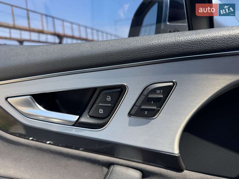 Внедорожник / Кроссовер Audi SQ7 2017 в Киеве