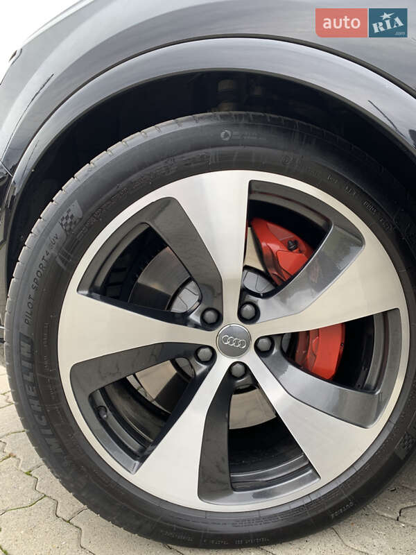 Внедорожник / Кроссовер Audi SQ7 2018 в Сваляве