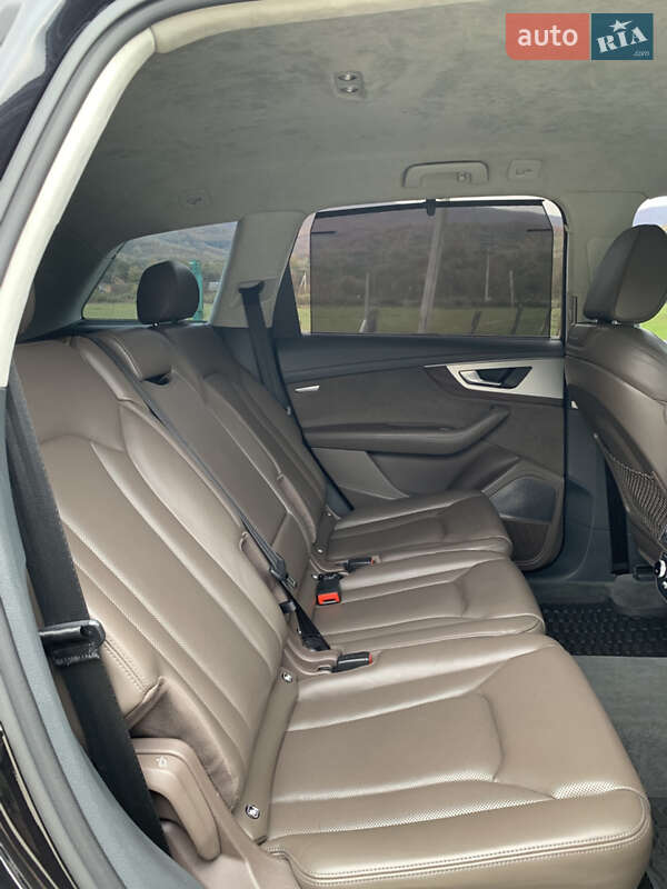 Внедорожник / Кроссовер Audi SQ7 2018 в Сваляве