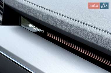 Внедорожник / Кроссовер Audi SQ8 e-tron 2023 в 