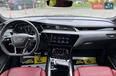 Позашляховик / Кросовер Audi SQ8 e-tron 2023 в 