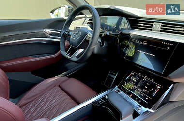 Внедорожник / Кроссовер Audi SQ8 e-tron 2023 в 