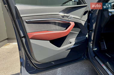 Внедорожник / Кроссовер Audi SQ8 e-tron 2023 в 