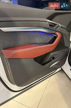 Внедорожник / Кроссовер Audi SQ8 e-tron 2023 в 