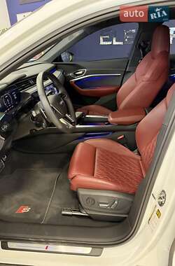 Внедорожник / Кроссовер Audi SQ8 e-tron 2023 в 