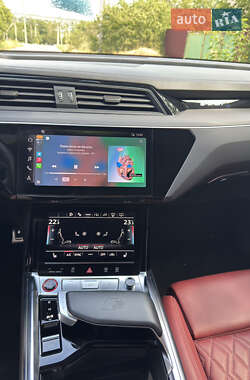 Внедорожник / Кроссовер Audi SQ8 e-tron 2023 в 