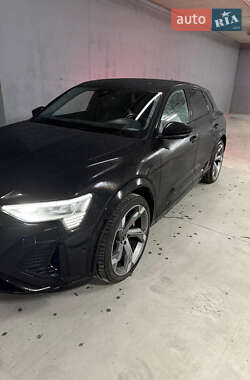 Внедорожник / Кроссовер Audi SQ8 e-tron 2024 в 