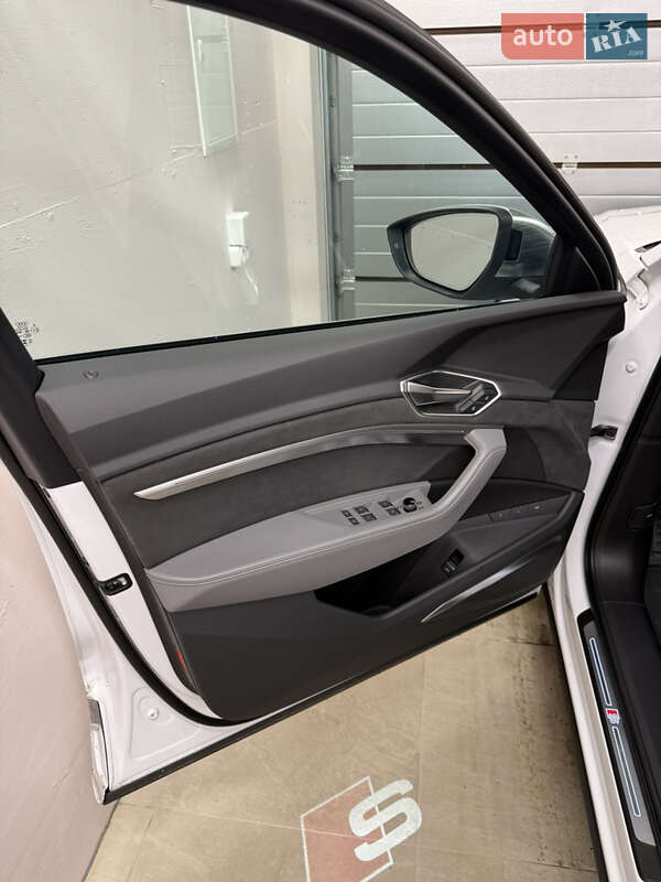 Позашляховик / Кросовер Audi SQ8 Sportback e-tron 2023 в Києві