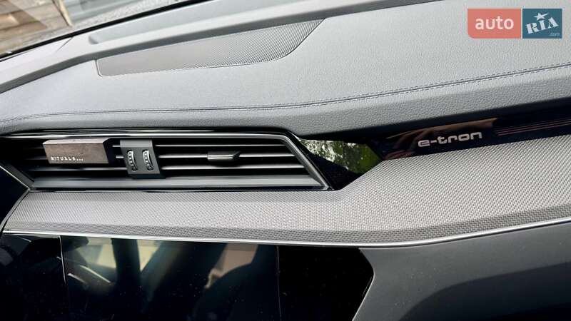Внедорожник / Кроссовер Audi SQ8 Sportback e-tron 2024 в Киеве