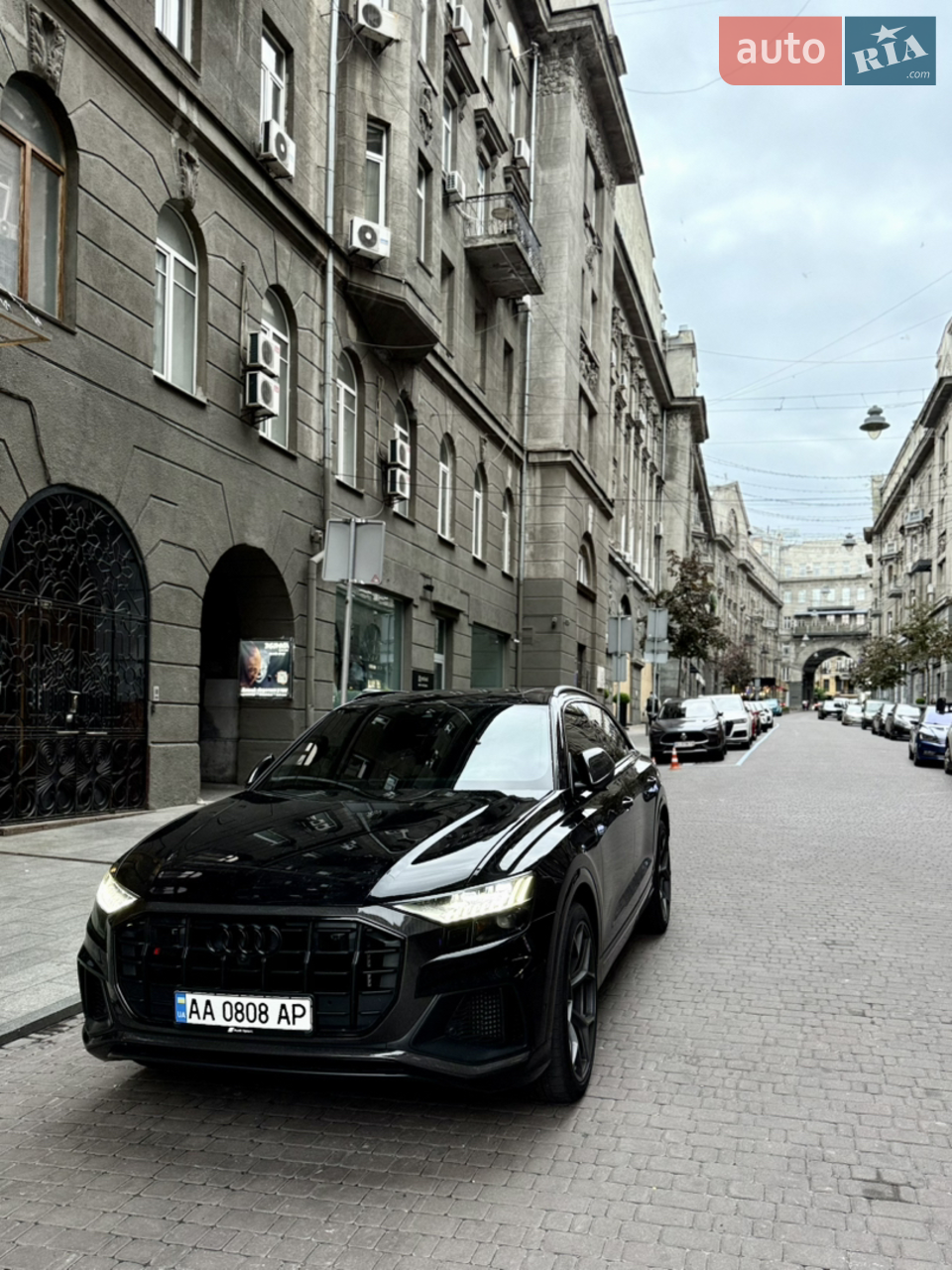 Авто в чудову стані.
Максимальна комплектація “Prestige”
-матрична оптика передня і задня
-«максимальні» сидіння 
-S-line пакет
-підігрів і обдув передніх сидінь тапідігрів задніх 
-массаж
-камери 360
-22 чорні стокові диски
-23 диски від Audi RSQ8 2025 року(7500€ нові купувалися) - за додаткову суму продам 
-карбон внутрішній і зовнішній 
-чорна стеля алькантара
-панорама
-підігрів керма 
-автоматичні шторки задніх пасажирів 
-шторка багажника
-докатка
-максимальний шкіряний пакет в салоні 
-контурна підсвітка з багатьма варіантами освітлення 
-два комплекти коврів
-два комплекта дисків на гумі 
-всі необхідні асистенти безпеки і комфорту також є

Авто у повному стоці. 
ТО кожні 5 тис км.
З Америки прийшла без суттєвих пошкоджень, ціла безпека, ціла по кузову.
Можливий адекватний торг. Усі запитання по телефону