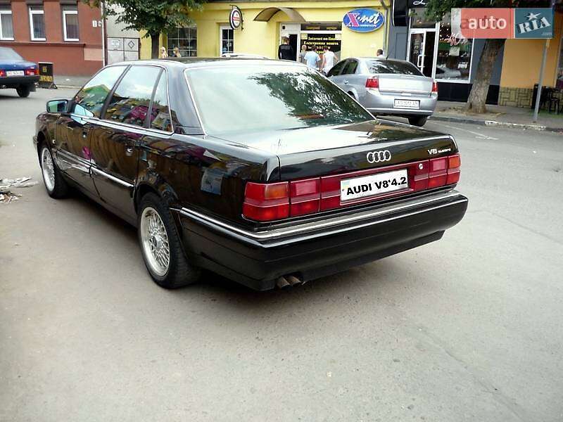 Седан Audi V8 1991 в Ужгороді