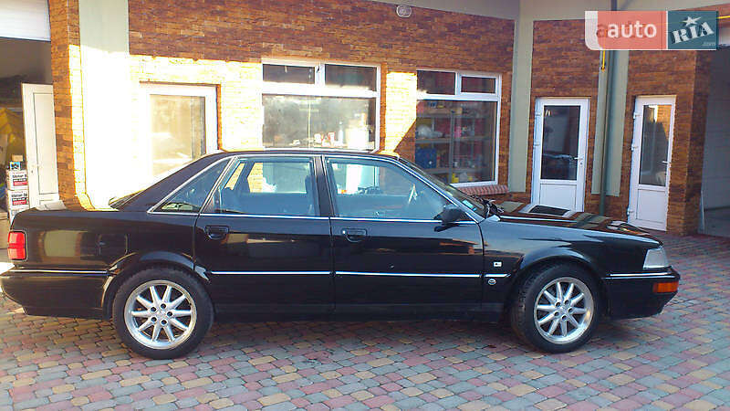 Седан Audi V8 1991 в Ужгороді