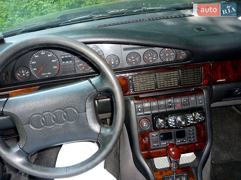 Седан Audi V8 1991 в Ужгороді