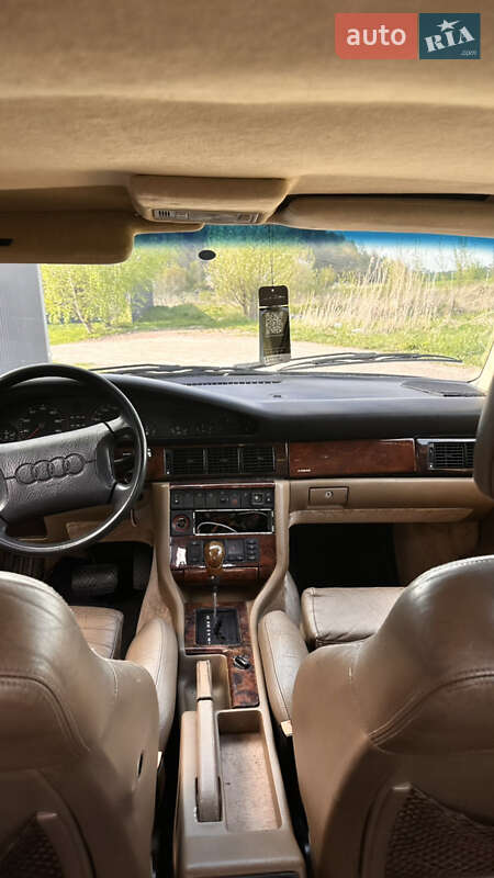 Седан Audi V8 1992 в Нововолынске