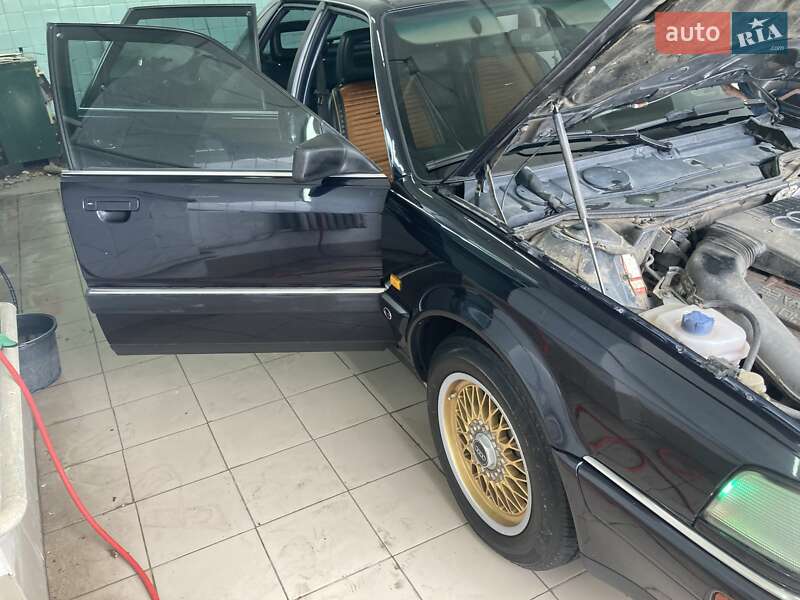 Седан Audi V8 1989 в Первомайске
