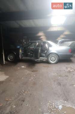 Седан Audi V8 1990 в 