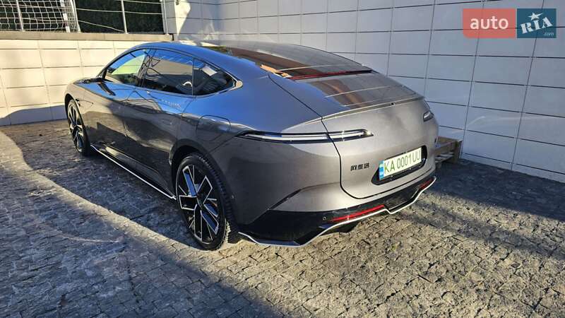 Седан Avatr 12 2024 в Киеве