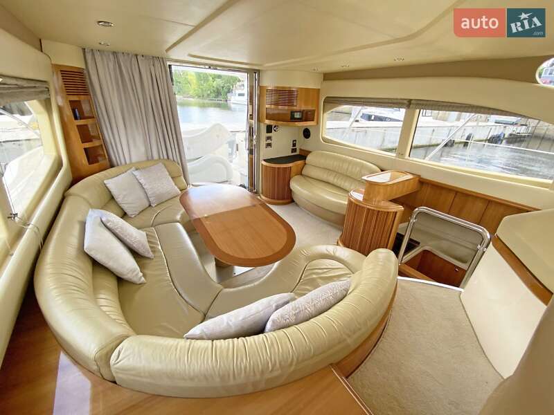 Моторна яхта Azimut Benetti 2002 в Києві