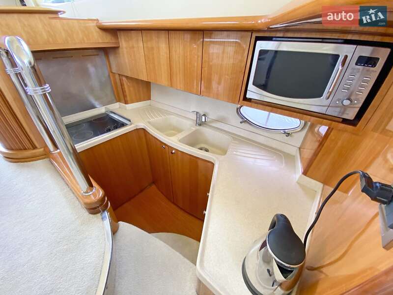 Моторна яхта Azimut Benetti 2002 в Києві