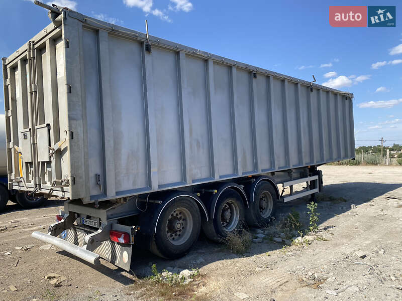 Зерновоз - напівпричіп Benalu Benalu 2005 в Южному