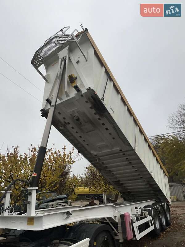 Самосвал полуприцеп Benalu T 2004 в Николаеве