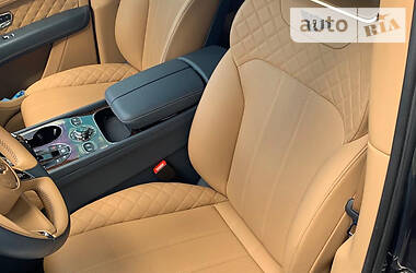 Позашляховик / Кросовер Bentley Bentayga 2016 в 