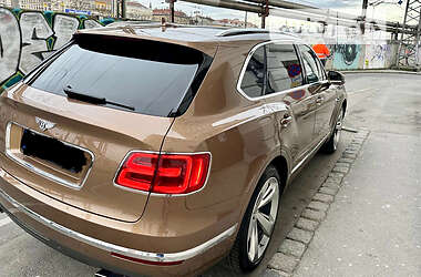 Внедорожник / Кроссовер Bentley Bentayga 2017 в 