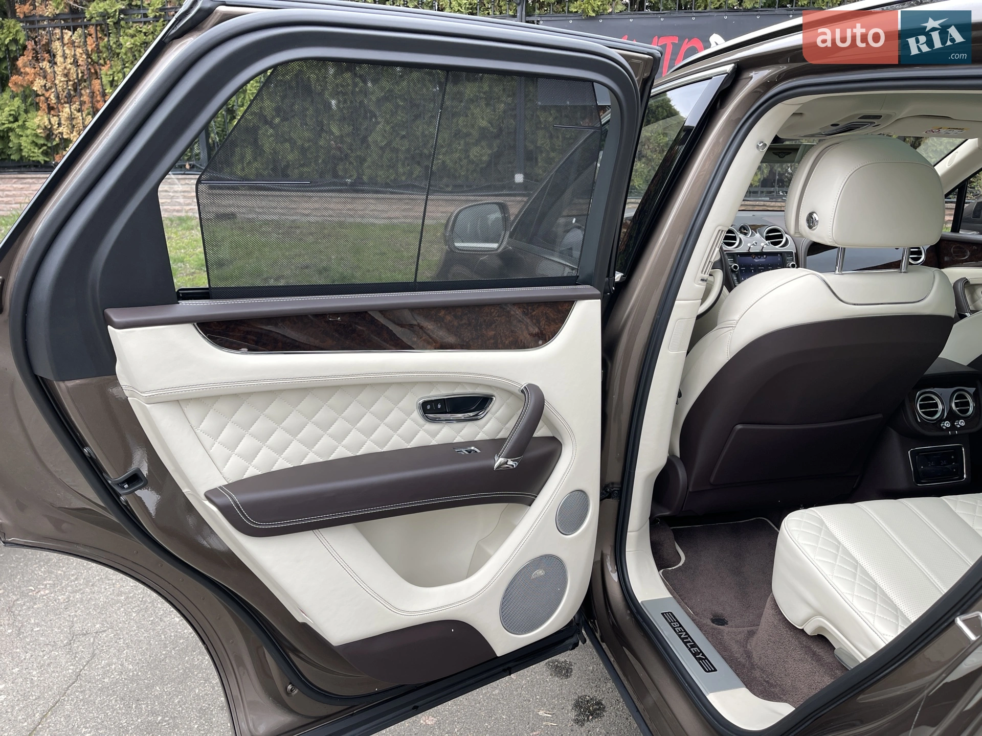 2017 Bentley Bentayga - мініатюра 24