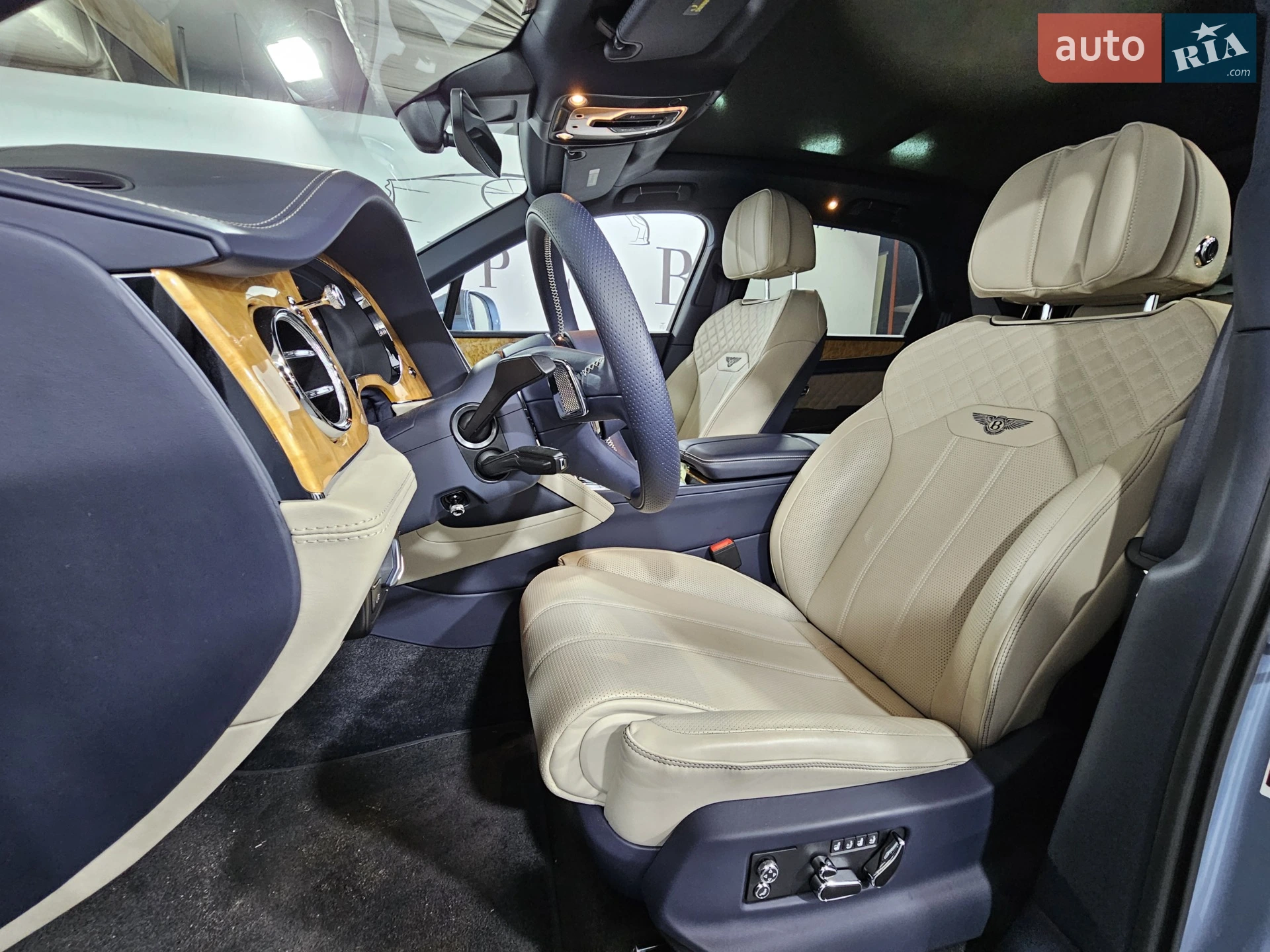 2022 Bentley Bentayga - мініатюра 23