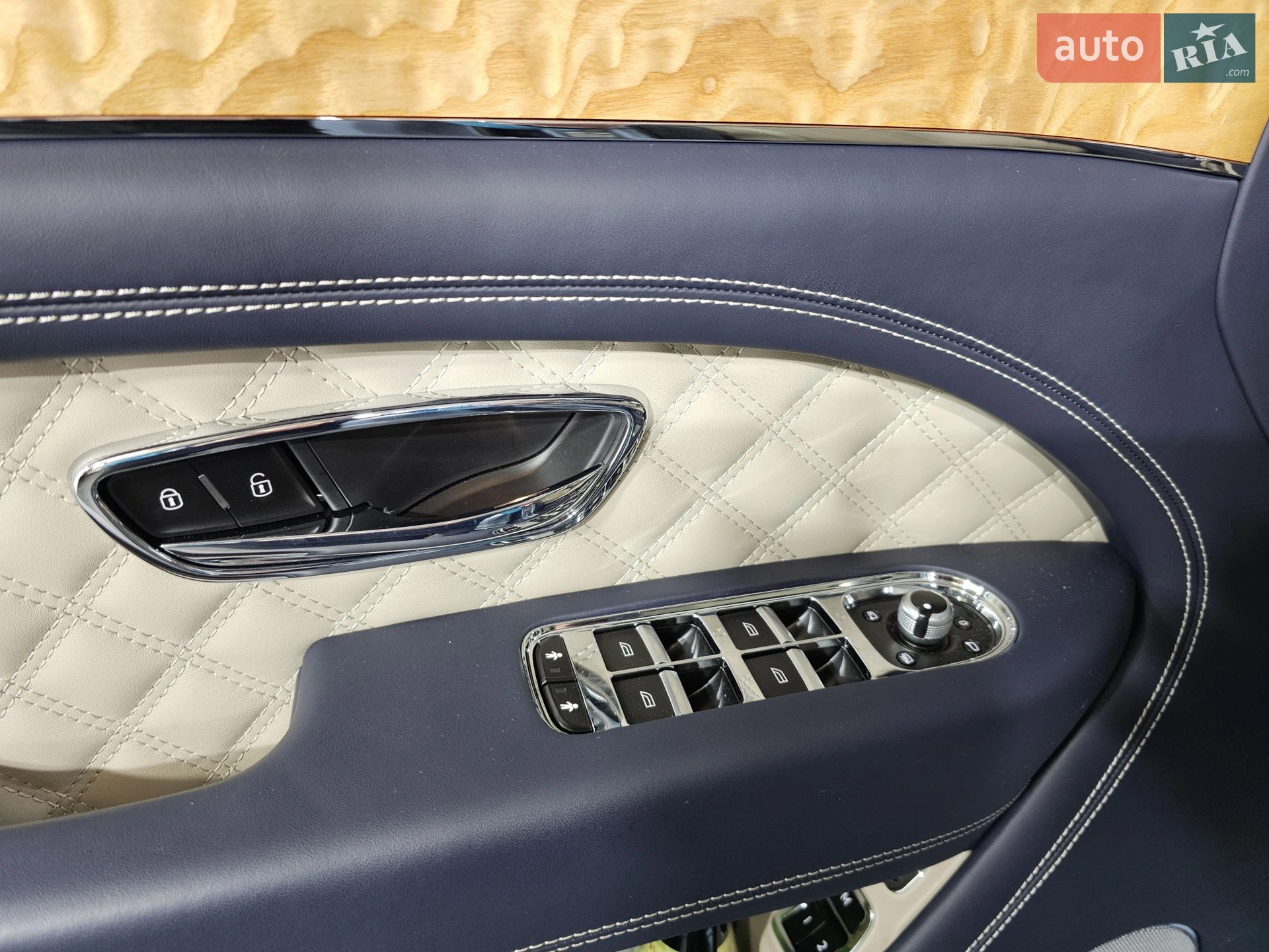 2022 Bentley Bentayga - мініатюра 25