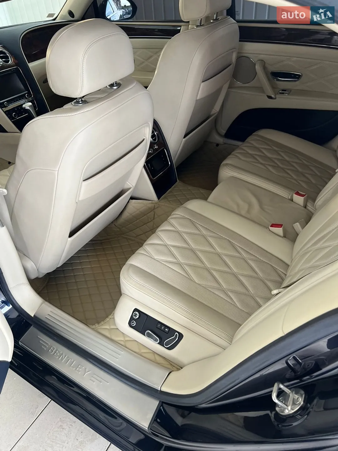 2015 Bentley Flying Spur - мініатюра 25