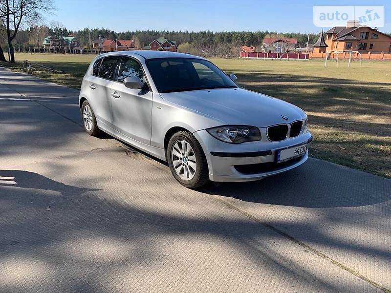 Хетчбек BMW 1 Series 2011 в 