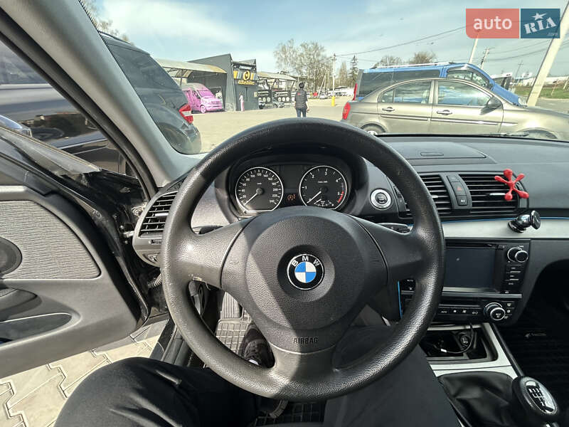 Хетчбек BMW 1 Series 2008 в Чернівцях
