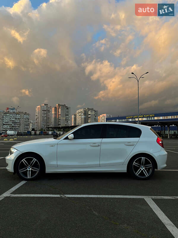 Хетчбек BMW 1 Series 2009 в 
