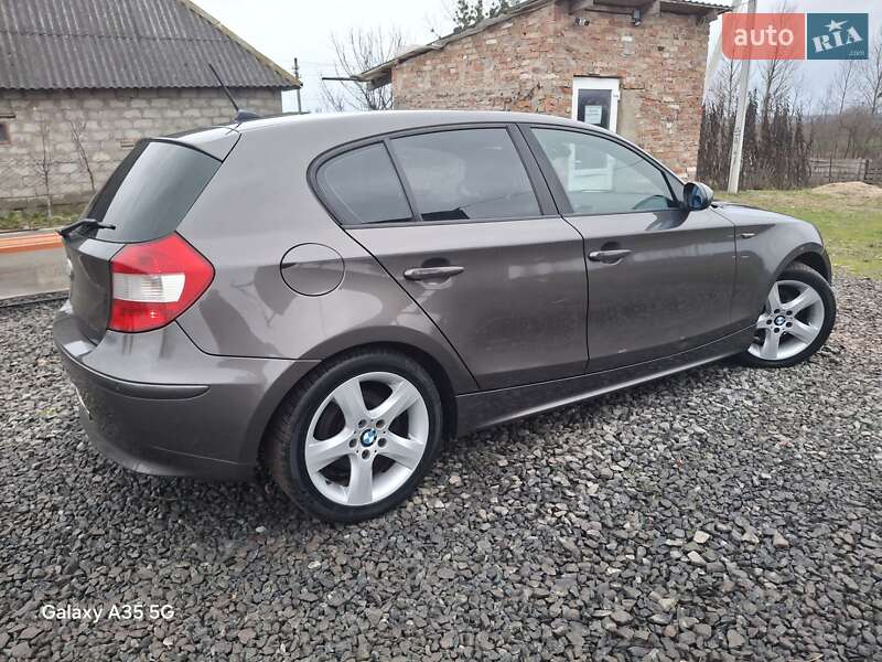 Хэтчбек BMW 1 Series 2005 в Иваничах