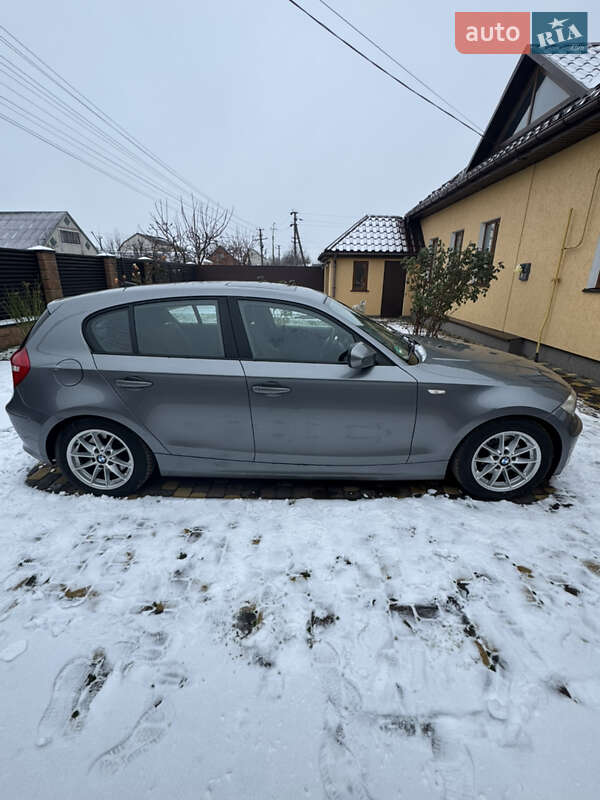Хетчбек BMW 1 Series 2010 в Бобровиці