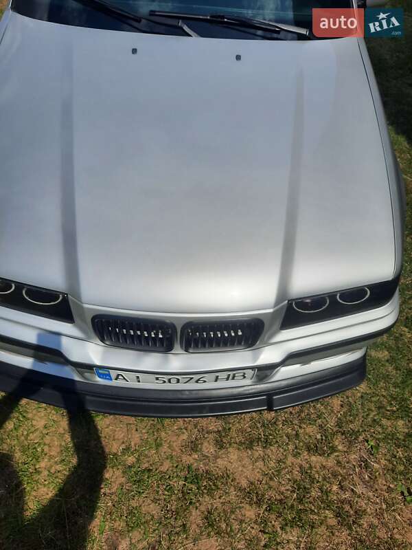 Седан BMW 3 Series 1993 в Киеве
