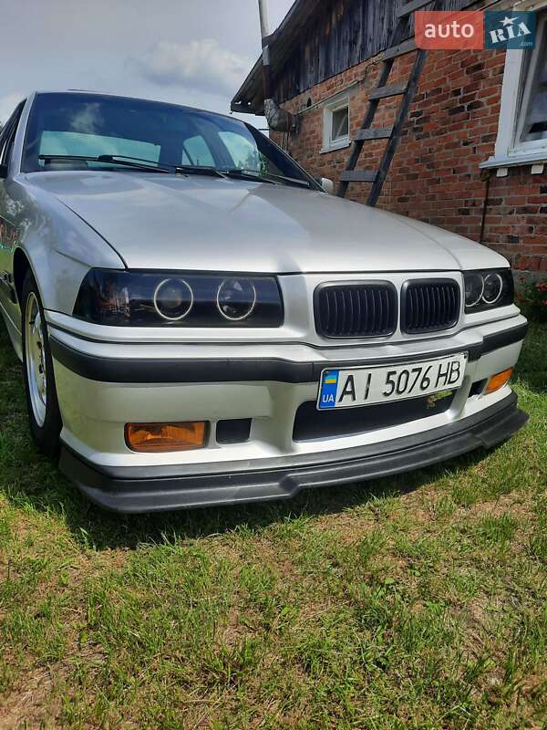 Седан BMW 3 Series 1993 в Киеве
