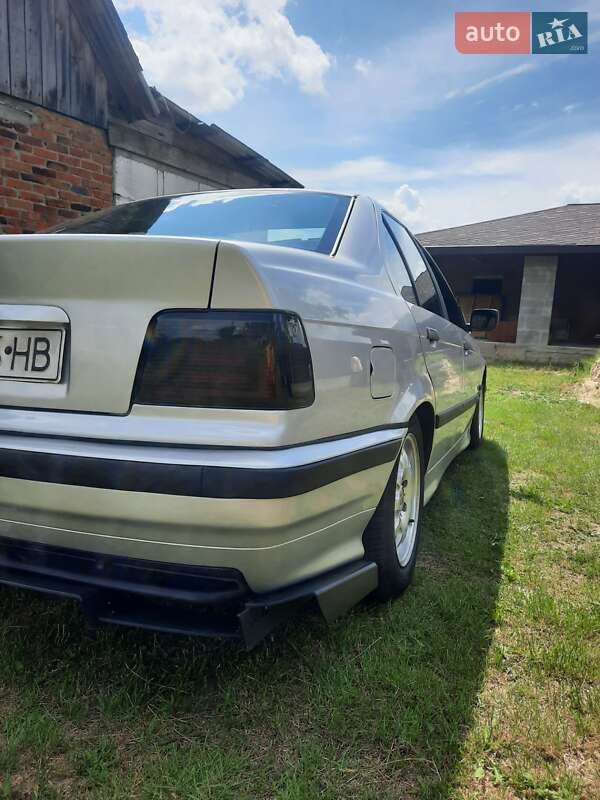 Седан BMW 3 Series 1993 в Киеве