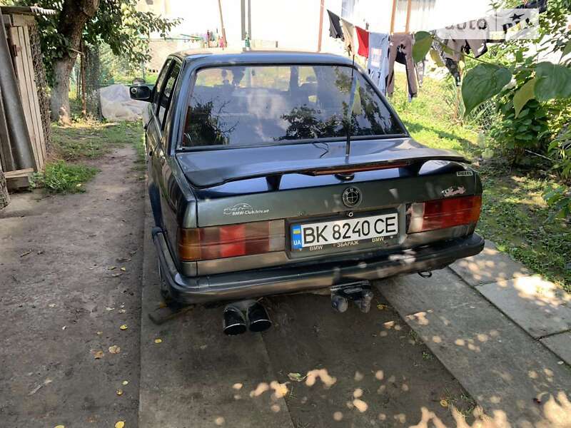 Седан BMW 3 Series 1987 в Млинове