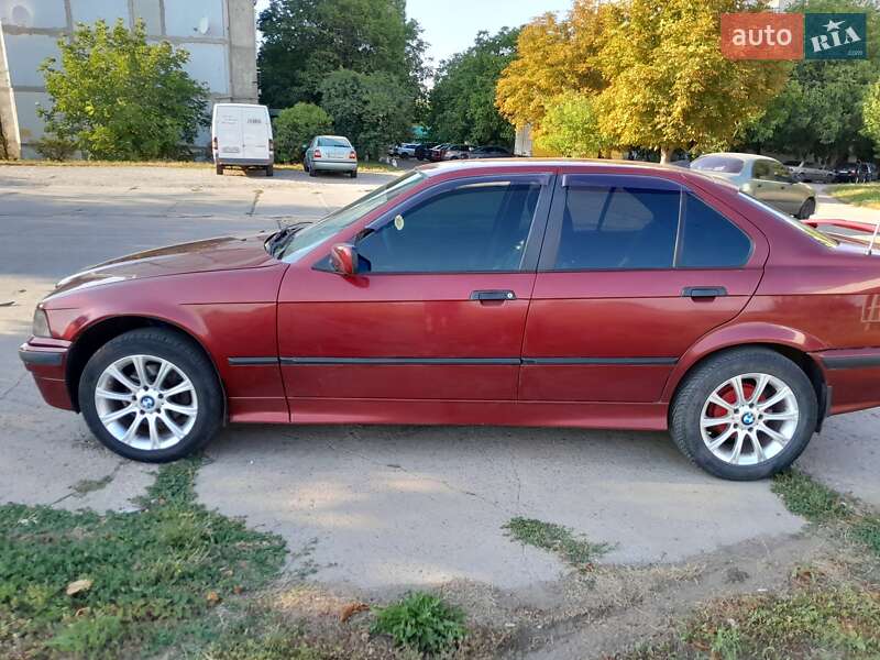 Седан BMW 3 Series 1992 в Первомайске
